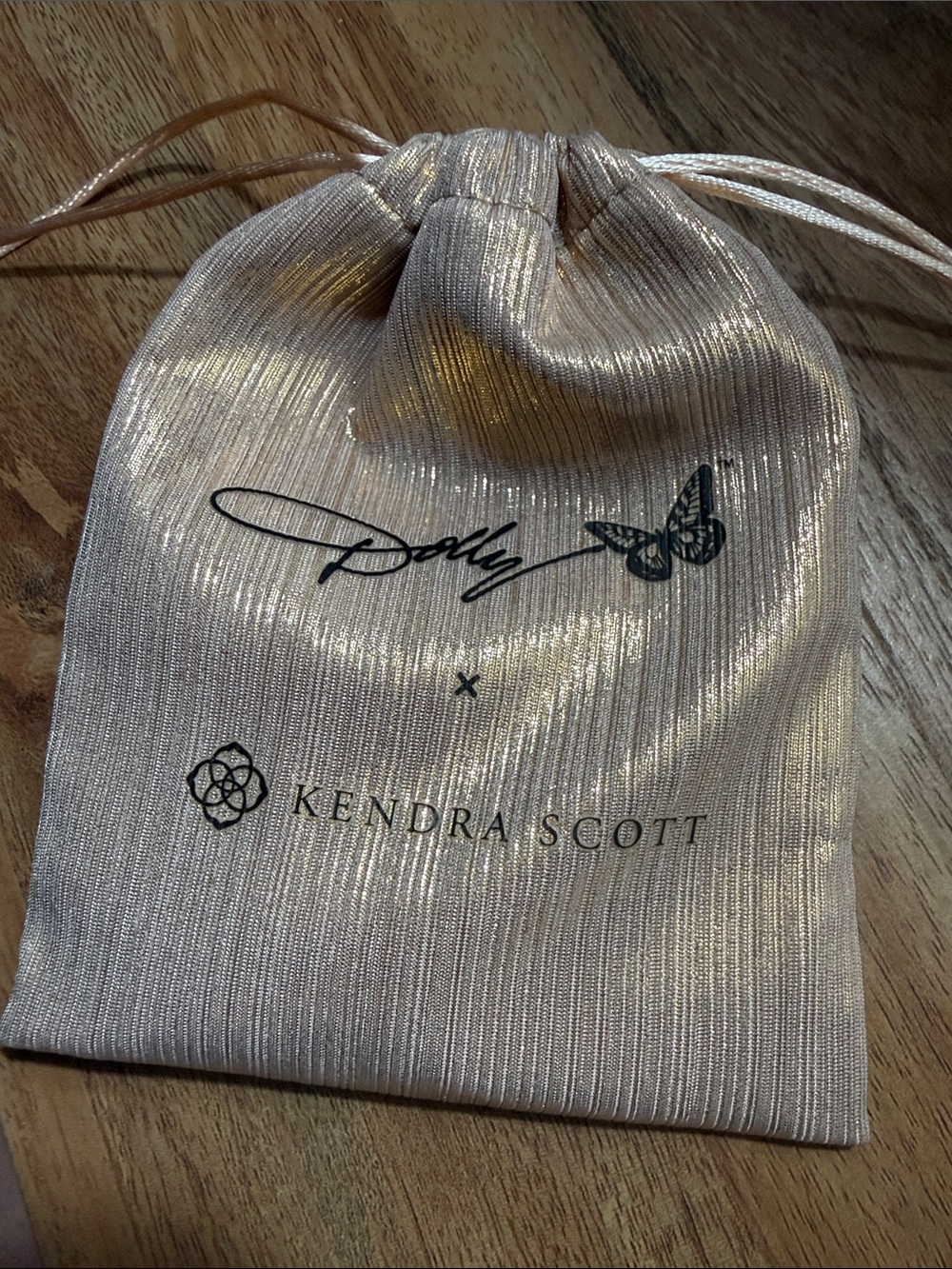 Dolly Parton x Kendra Scott necklace - Picture 4 of 4
